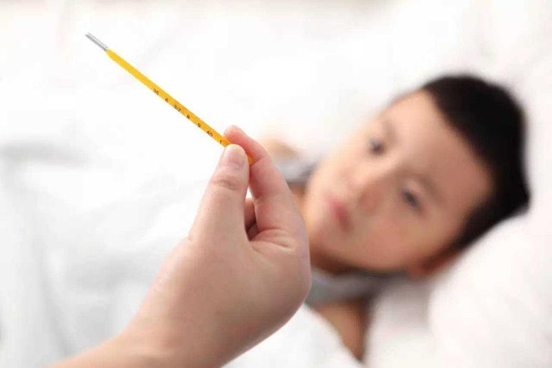 发烧抽筋！是不是会烧坏脑子？
孩子前一秒还玩得欢，下一秒突然倒地，两眼翻白、手脚