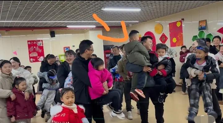 在一次幼儿园的活动中，陕西的一对夫妻带着自己的孩子参加了幼儿园的活动。

活动中