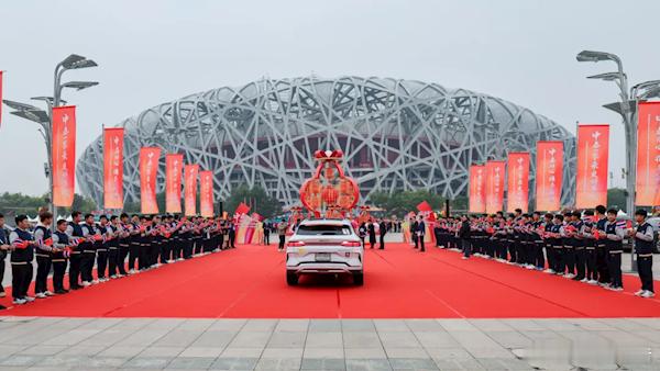 比亚迪宋PLUS DM-i车队行驶5000公里抵达鸟巢为庆祝中泰建交50周年，中