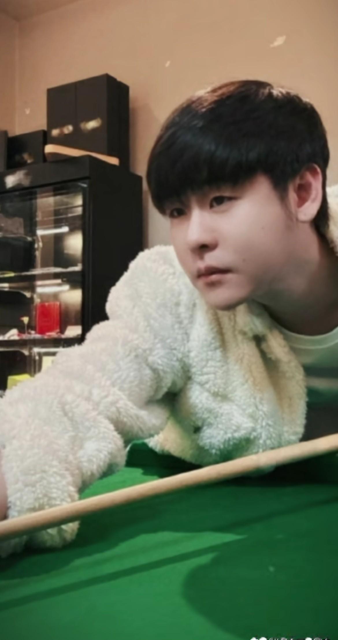 昨晚刷到张云雷的奶白毛绒外套照。
台球杆一靠，杯盏一举。
那一刻，心就被拐走了。