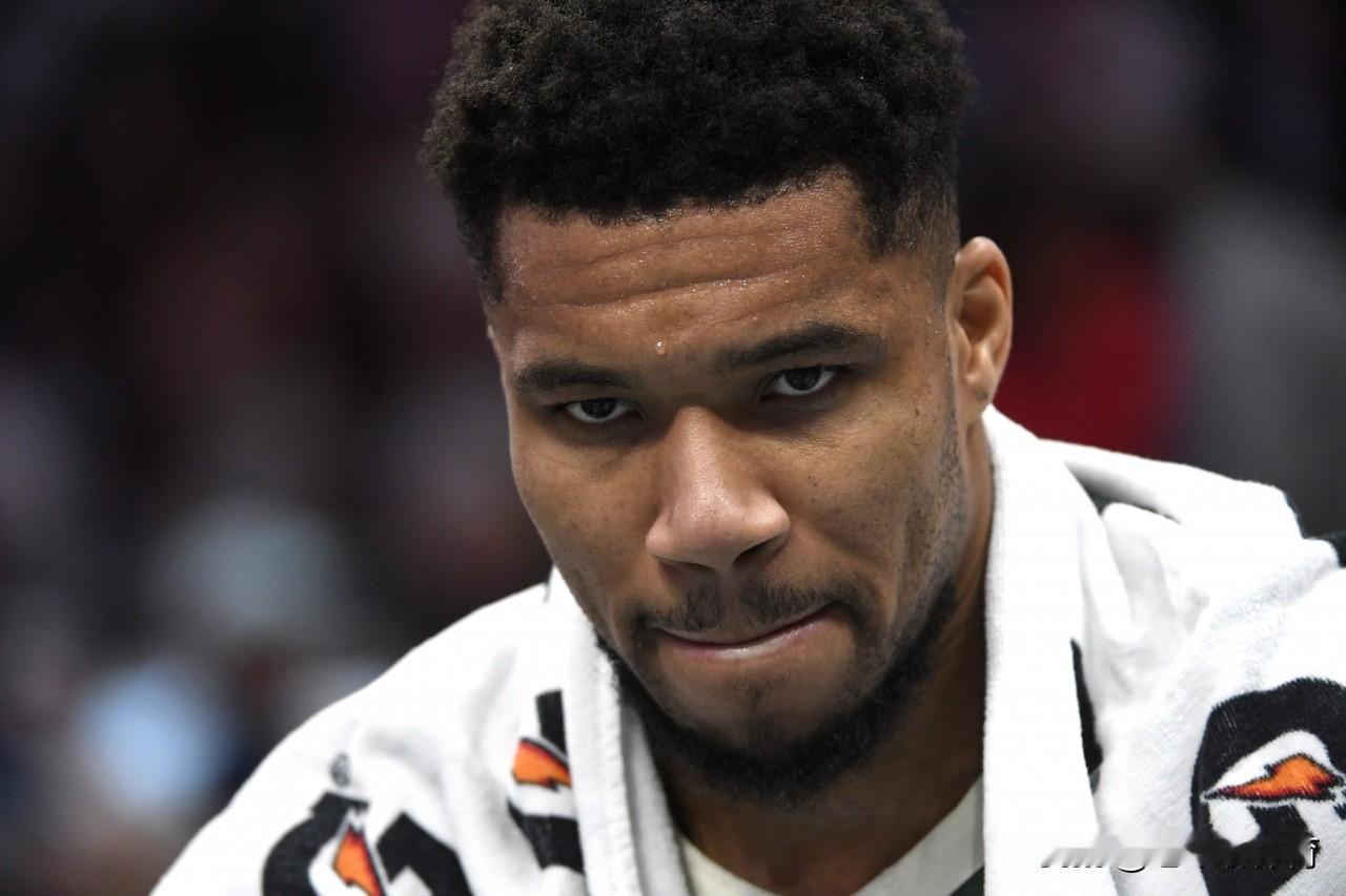 主动退出全明星，接下来就看谁能治好字母哥的伤了！
继上一场只出手10次后，今天面