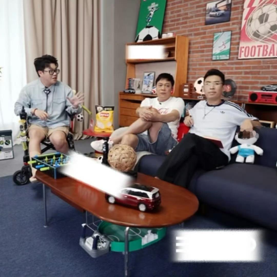 范志毅给哈兰德讲球真的有被范志毅和哈兰德的互动给可爱到了 真的很有活人感了 