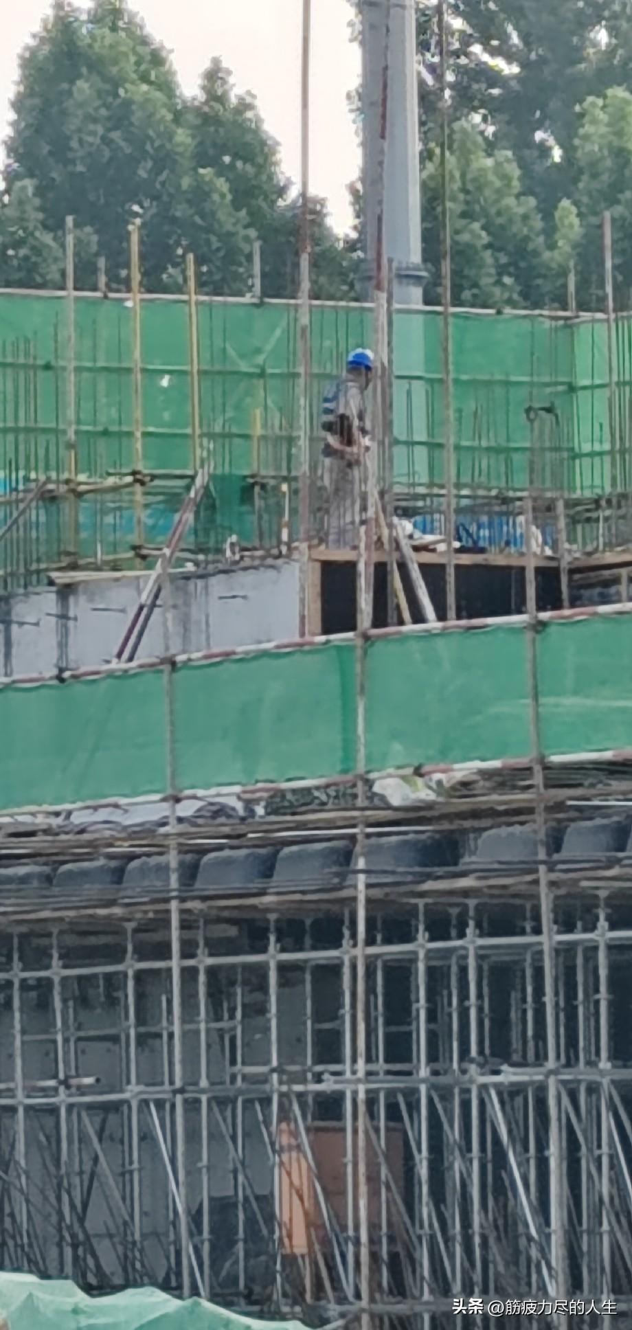 干工地钢筋工踏踏实实卖力干活，反倒比不上那些摸鱼混日子的受老板待见，就别在这儿较