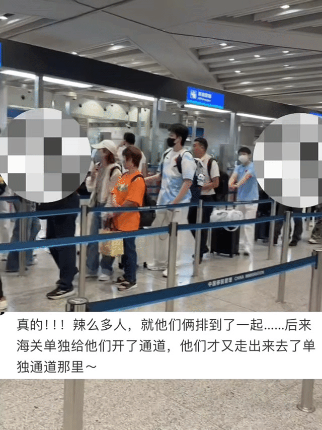 “辣么多人，就他们俩排到了一起”[偷乐] ​​​