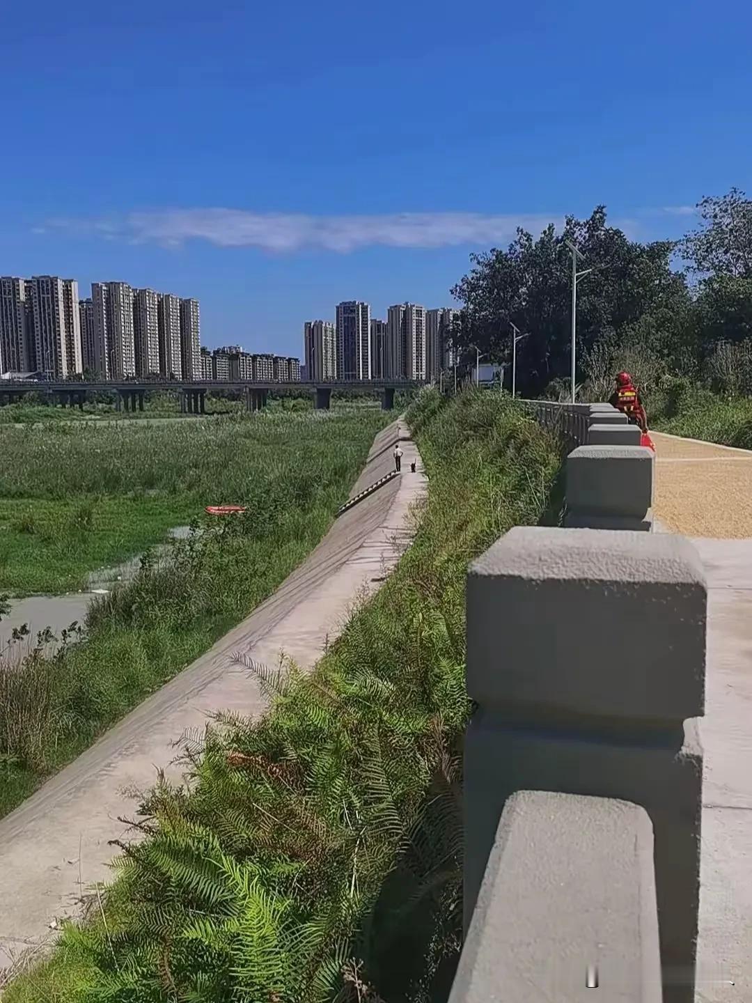 #寻找热爱表达的你# 
在四川江油的一个小镇，一条蜿蜒的小河静静地流淌，它见证了