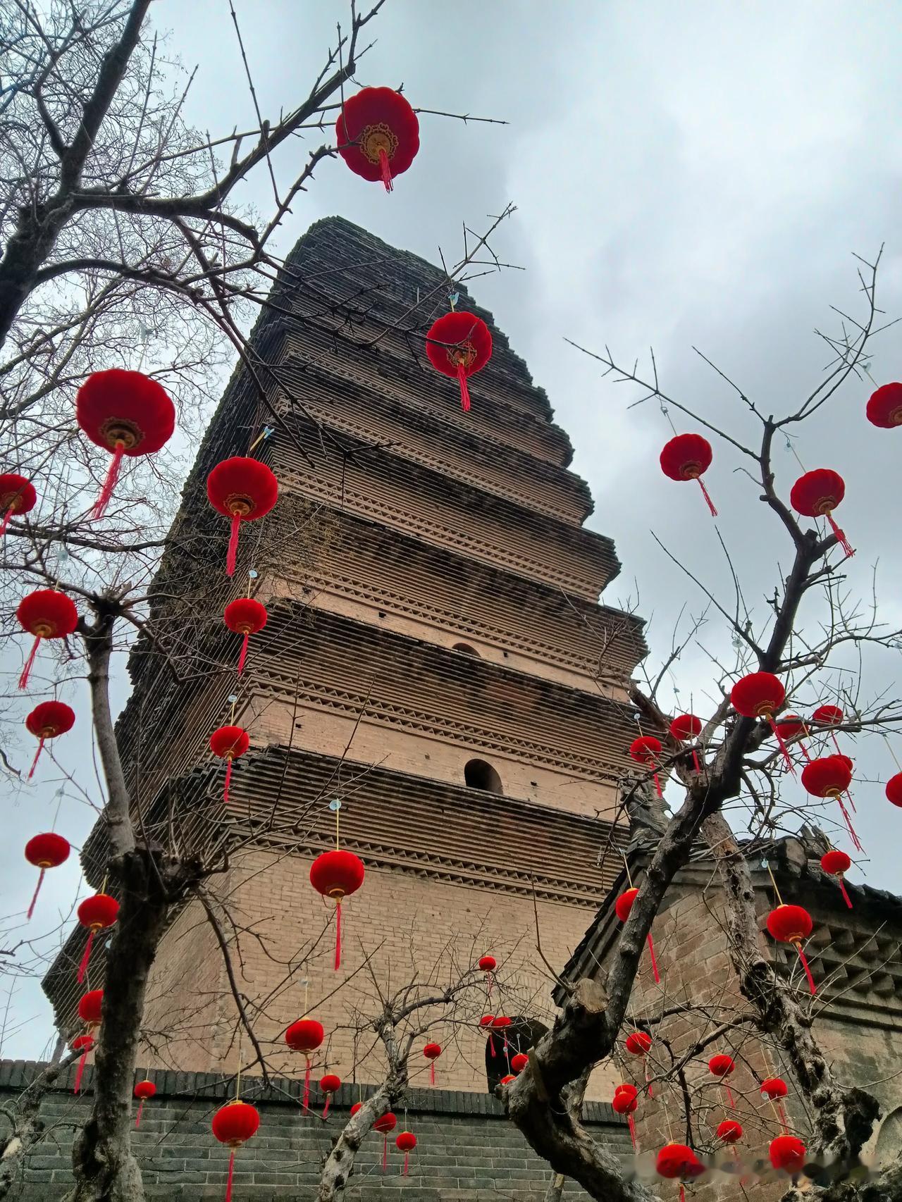 小雁塔是久富胜名的“关中八景”之一，右名荐福寺。是盛唐时代遗留保存在今天地表上为