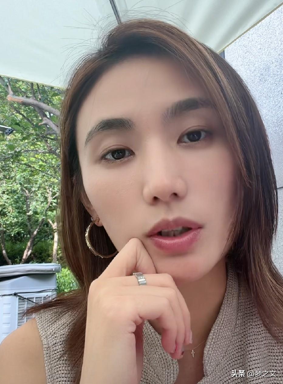 李亚鹏和海哈金喜挺般配的，我觉得分开也是有原因的，可能是为了孩子吧！