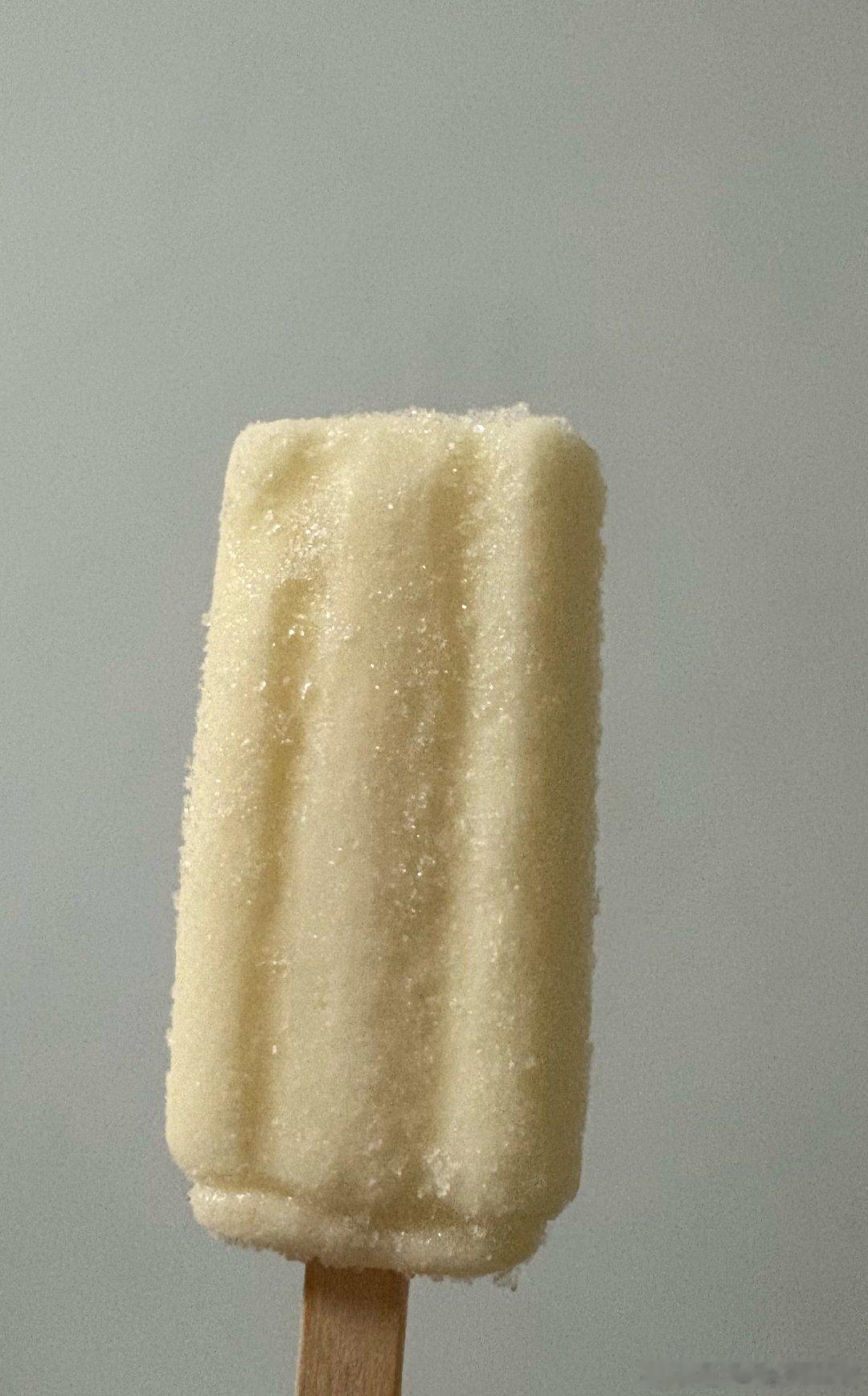 小布丁是凉的，热量低，睡前吃能减脂