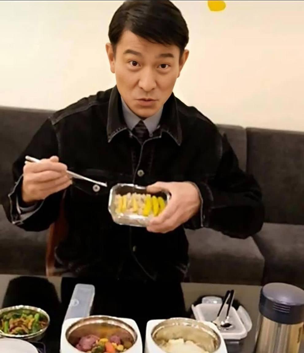 62岁刘德华吃素十年，透露女儿是“胎里素”：看见老婆和女儿都吃素，自己吃肉就很奇