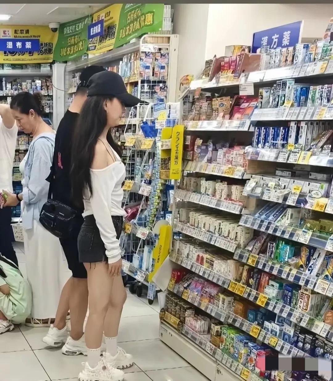 这两口子是真喜欢逛街。
没事儿就不停的逛逛逛，买买买。
汪峰能够这样耐心细致的陪