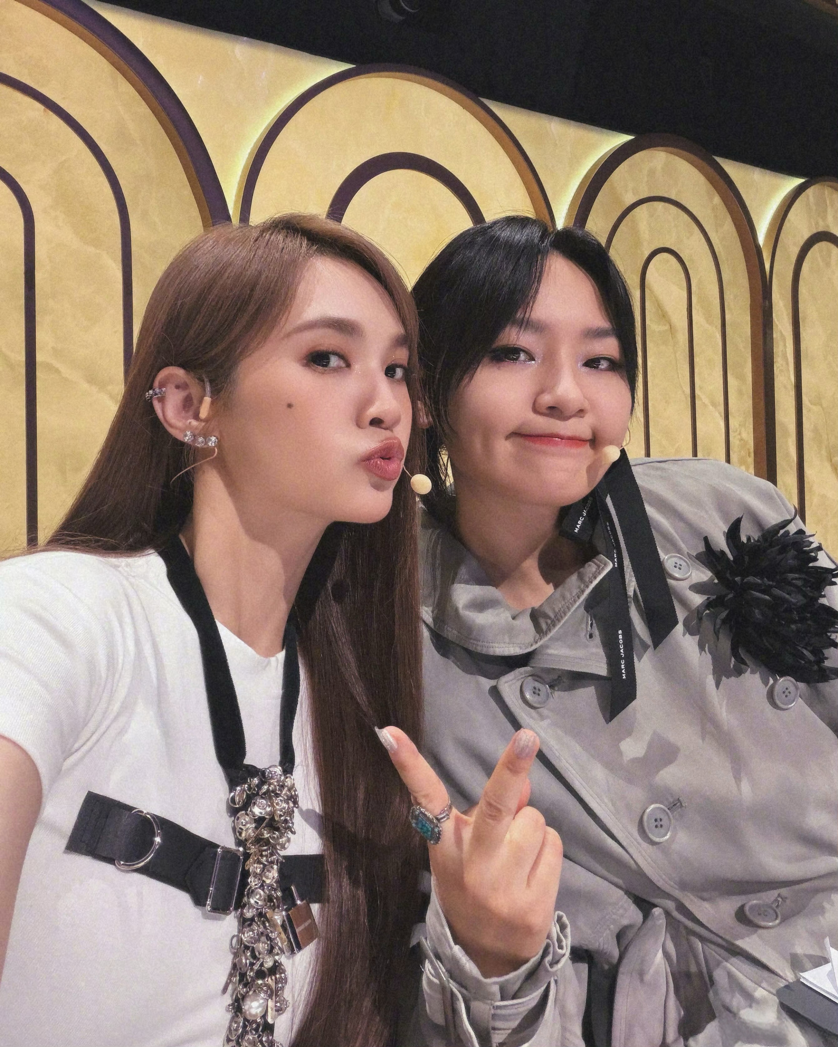 杨丞琳杨丞琳天赐的声音【杨丞琳周笔畅新鲜合照👭】周笔畅：秀一下咯。 杨丞琳周笔