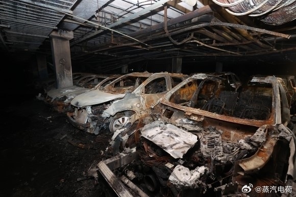 针对韩国一奔驰EQE在地下车库发生起火事故一事。奔驰计划捐赠约45亿韩元(约合2