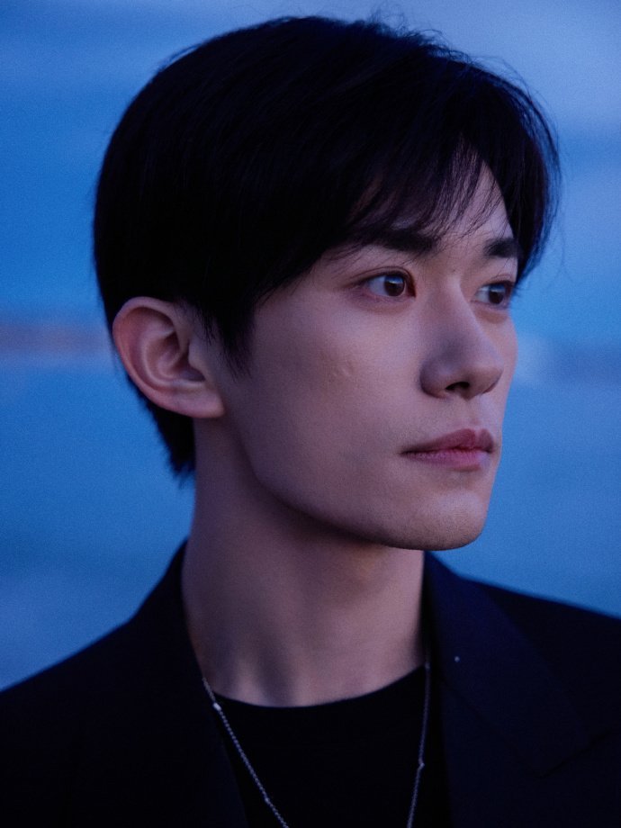 今天突然就get到易烊千玺那种特别的绅士感了，不是刻意装出来的，就是举手投足里透