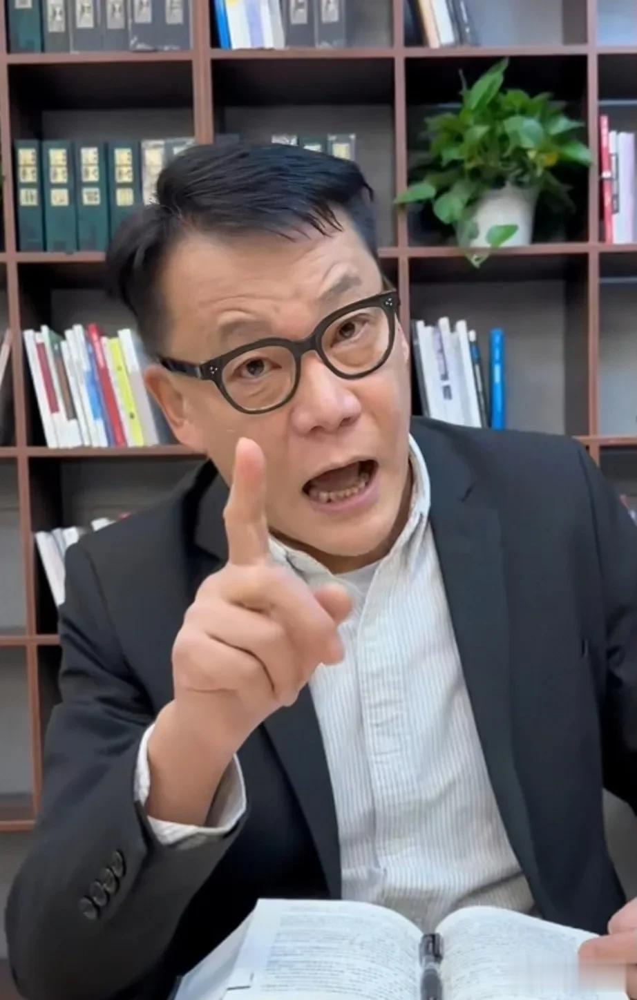 李国庆喊话俞敏洪，这番分析客观而实在:

1.董宇辉很优秀，不只是带货主播，一定