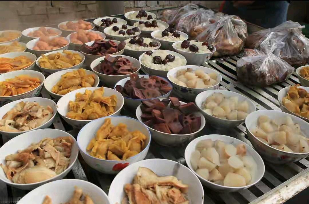 乡下的酒席虽然不起眼，但味道 那是没的说[赞][赞]