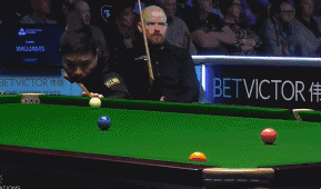 丁俊晖“无意”打进黄球，果决球风让人拍手称快！
北京时间2月13日，丁俊晖与罗比