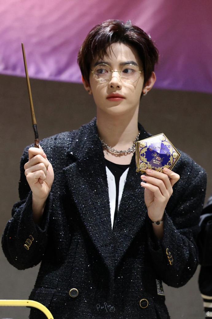 章昊签售饭拍生图  章昊签售饭拍生图状态真的是超在线的呀！这张脸真的是怎么拍都是