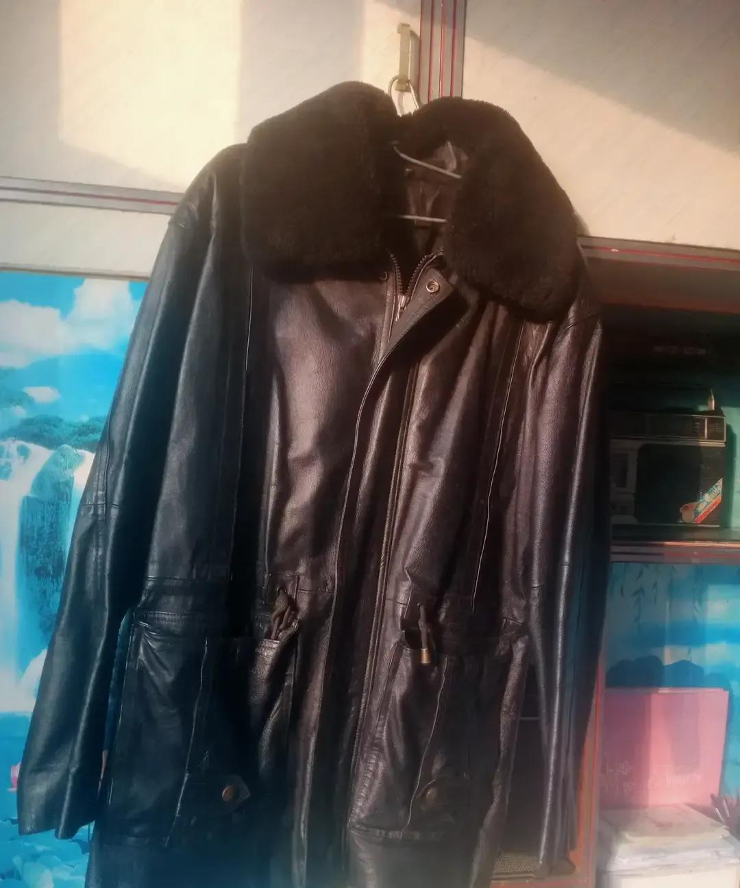 2000年我咬牙花两百块买了件皮衣，黑亮黑亮，走夜路都能当镜子照。
那会儿工资才