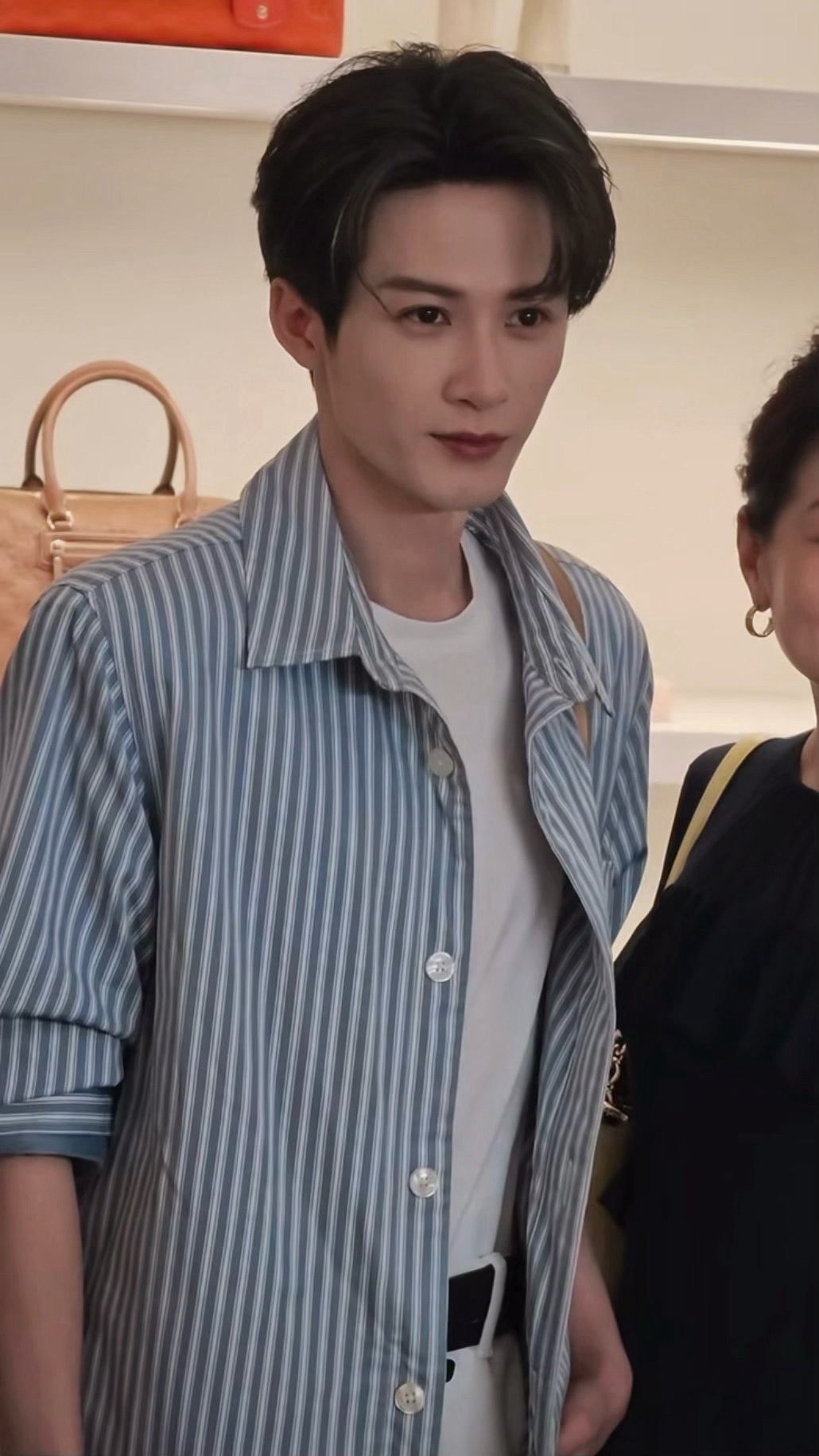 檀健次竖条纹衬衫北京MK活动造型路透，这也太帅了吧！