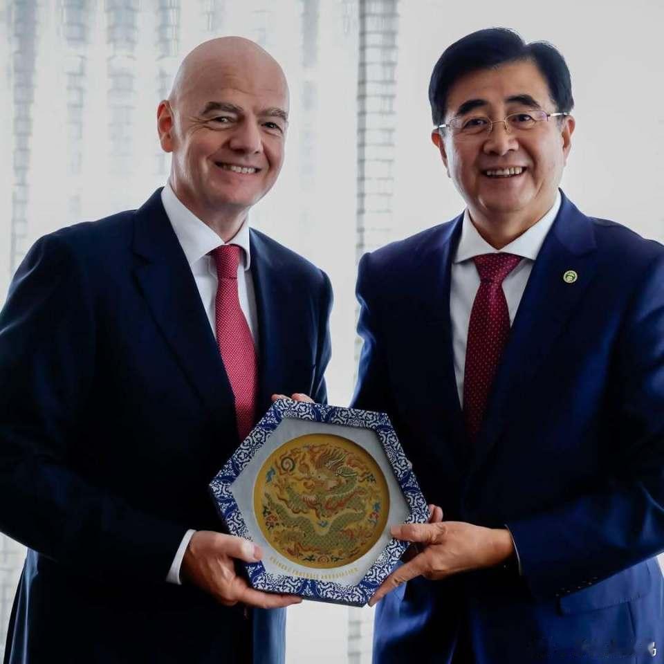 据国际足联主席因凡蒂诺社媒更新，他与中国足协主席宋凯在加拿大温哥华进行会晤。同时