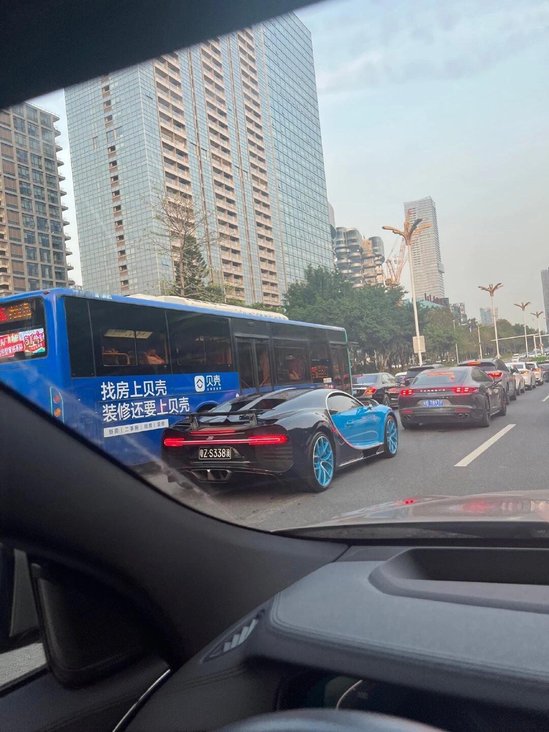 大湾区偶遇布加迪威龙，朋友说这配色像老头乐版的chiron[doge] ​​​