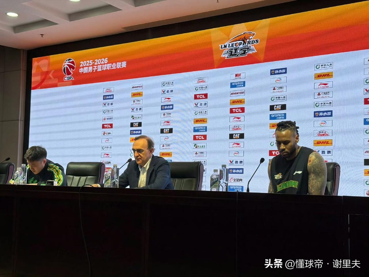 辽宁主场大胜新疆，外教洛佩斯赛后点名表扬两位球员，哈维和莫兰德，夸奖三分和篮板，