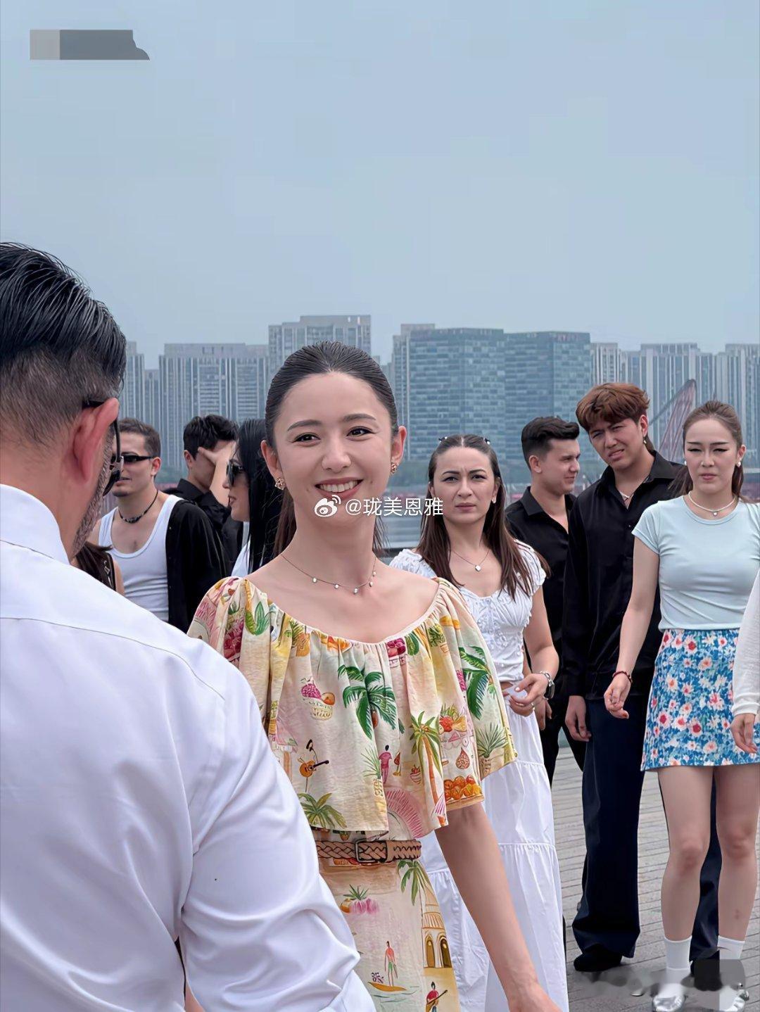 哇！佟丽娅总算是胖了点！脸圆润了不少，状态超好 