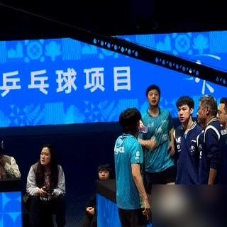 被飞奔而来的龙队感动了。
男团决赛，王楚钦要上场对战许昕，刚打完的马龙连包都扔