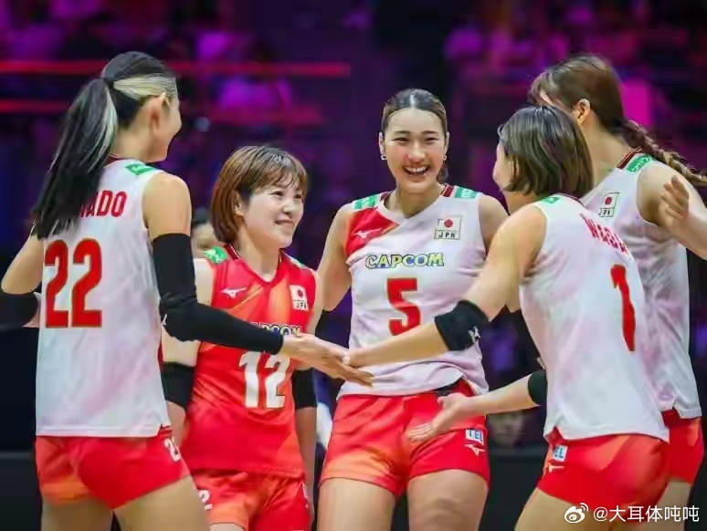 日本女排两连胜晋级亚锦赛八强 争冠热门日本女排首局33:31涉险过关，之后零封韩