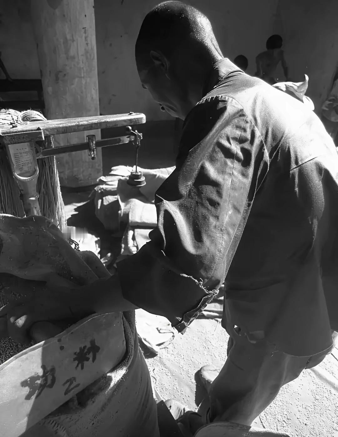 1992年，商洛农村。

猜猜他们排队在做什么？

应该只有60，70后才知道吧