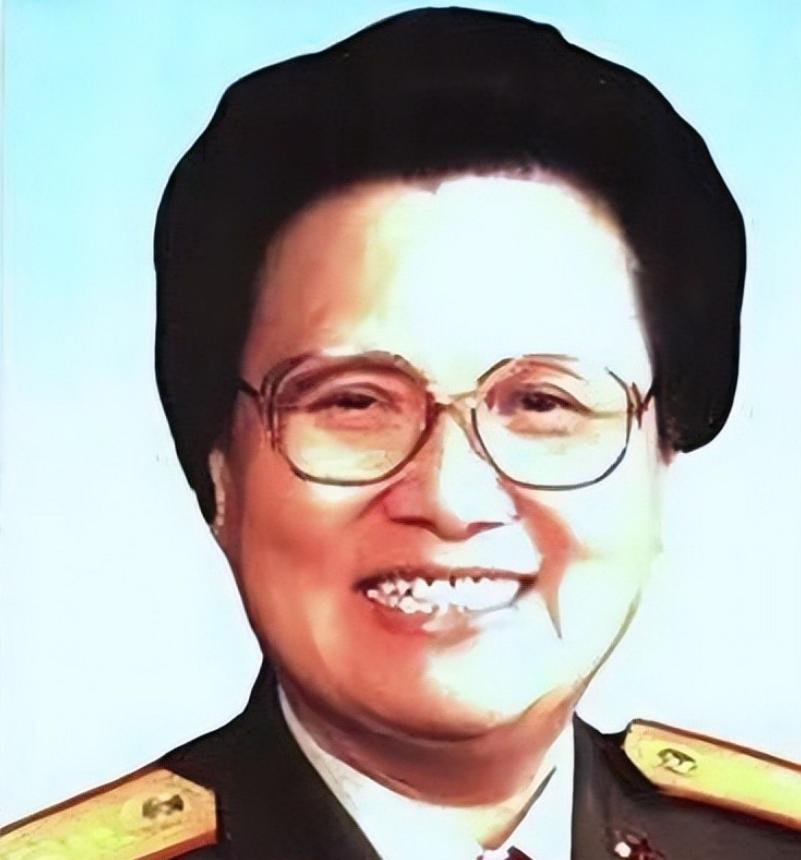 她是邓公亲妹妹，比邓公小31岁，58岁成女少将，丈夫是中将？

这位人物是邓先群