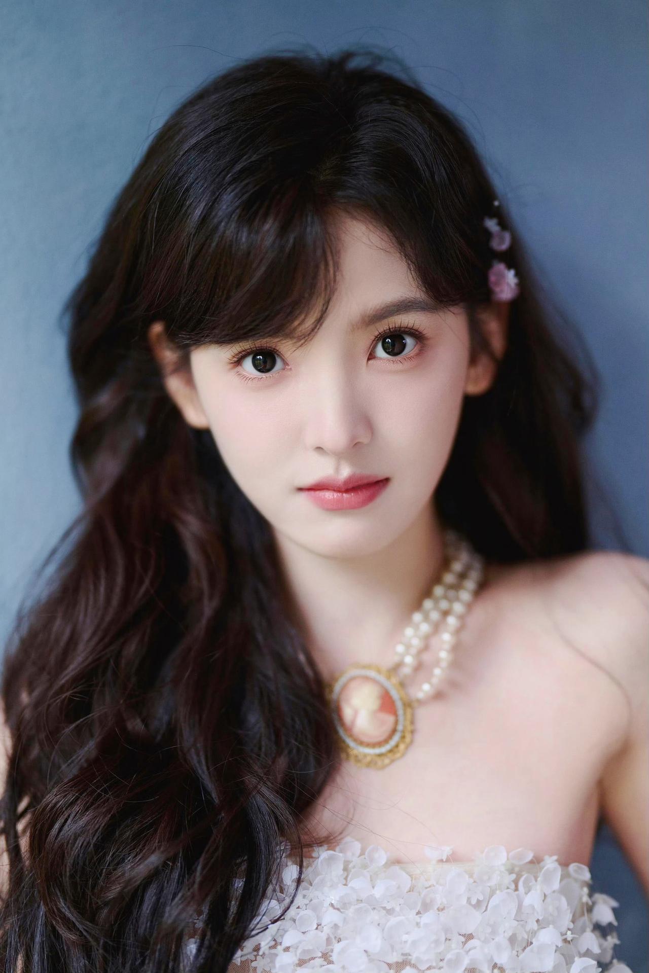 《白裙与风的絮语》
 原创诗词 原创看图片配诗 
我把自己缝进一捧白色的软，
裙