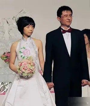 “大魔王”张怡宁的结婚照，那时张怡宁才24岁，眼里满是稚嫩 ​​​