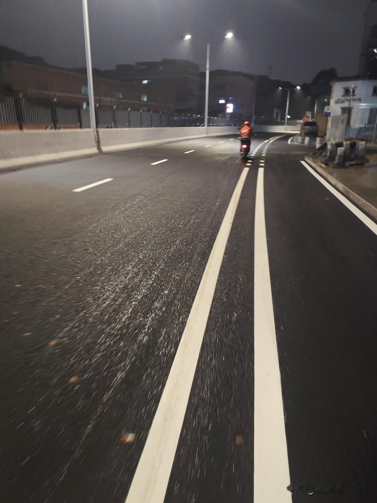 分享一下你随手拍下的照片昨天还有人说没划线，今天可画完了。沙湖大道通车指日可待。