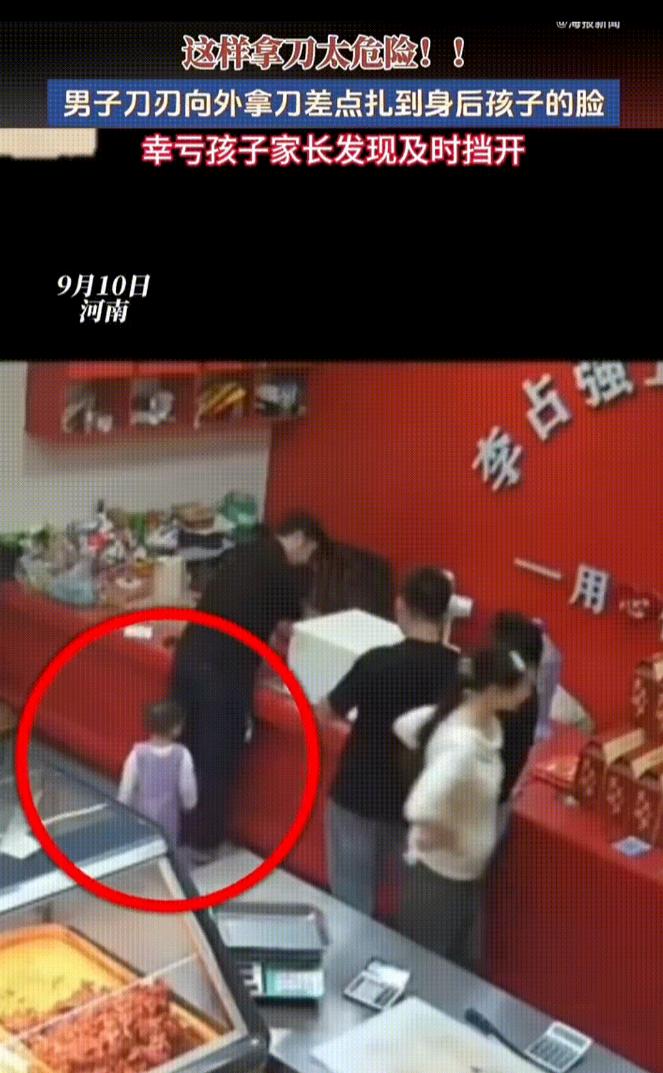 9月10日，河南一家食品店，一男员工用水果刀处理食材后，反握着刀的右手随意垂了下