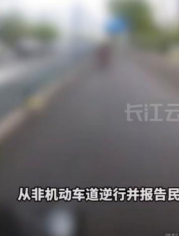 一名摩托车主正常在路上骑行，行驶途中突然发现前方机动车道有两处窨井盖完全消失，路
