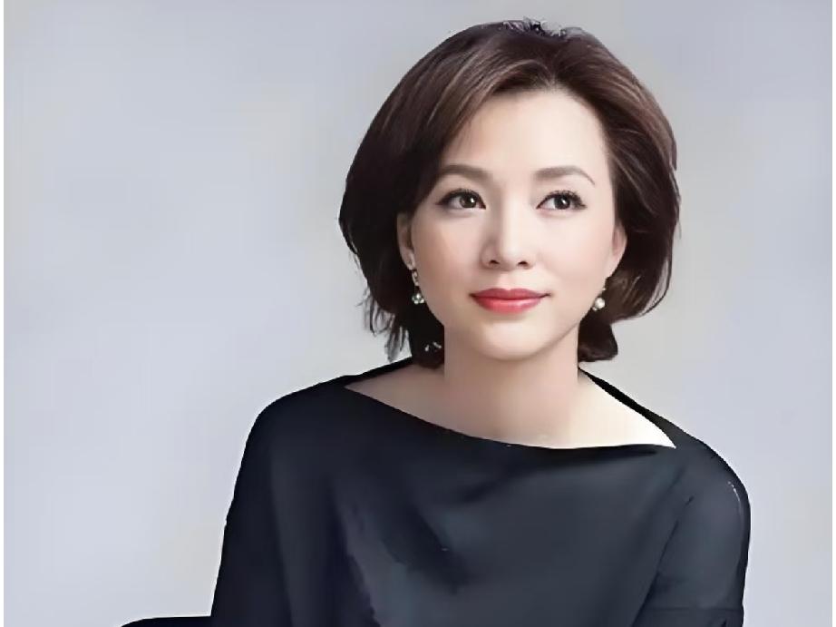 董卿为何被大家喜欢董卿因端庄优雅、满腹诗书而备受喜爱，主持《朗读者》等节目时尽显