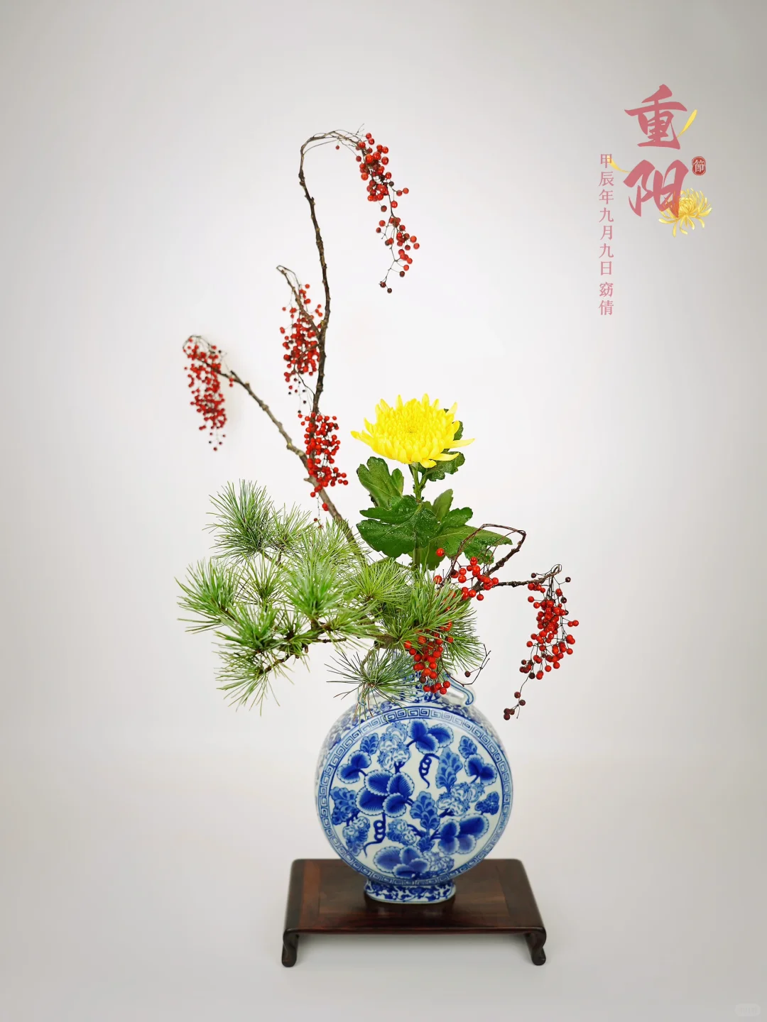 时菊洗露华，秋池涵霁空。