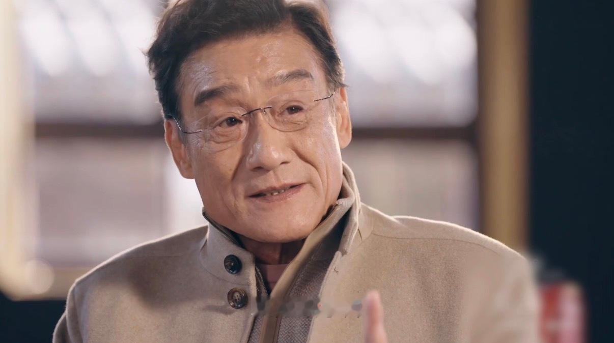 梁家辉曾经靠摆地摊生活 很多人不知道，这位影帝早年也有低谷。1983年他踏入影视