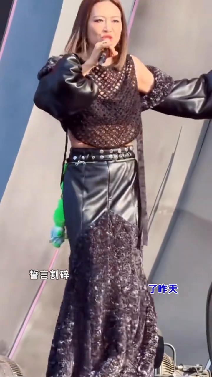 李慧珍《爱死了昨天》。
死心比欺骗更简练。是我爱死了昨天，誓言割碎你的脸，一切都