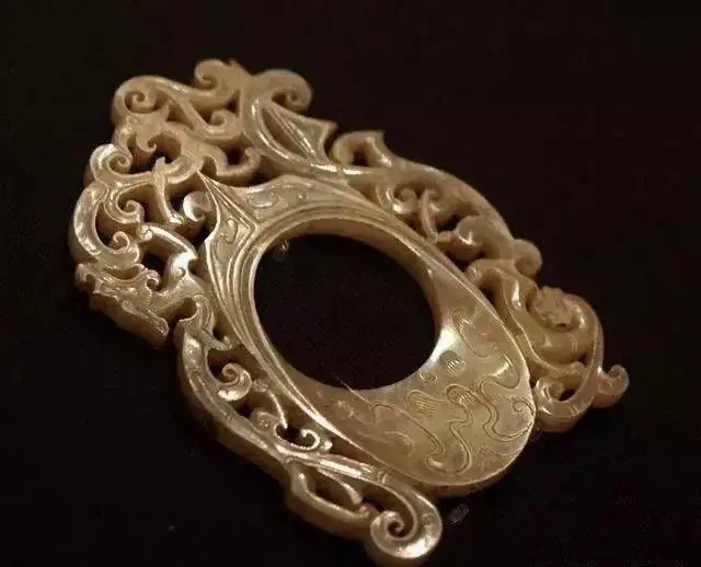 古玉杂谈 这里有商代的韘，见1图，有战国的韘，见2图，也汉代的韘，见3图。造型最