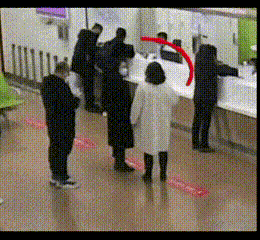 太暖了[赞] ​​​女子排队礼让孕妇，后面的队伍自觉排回原队形。大家都是特别好的