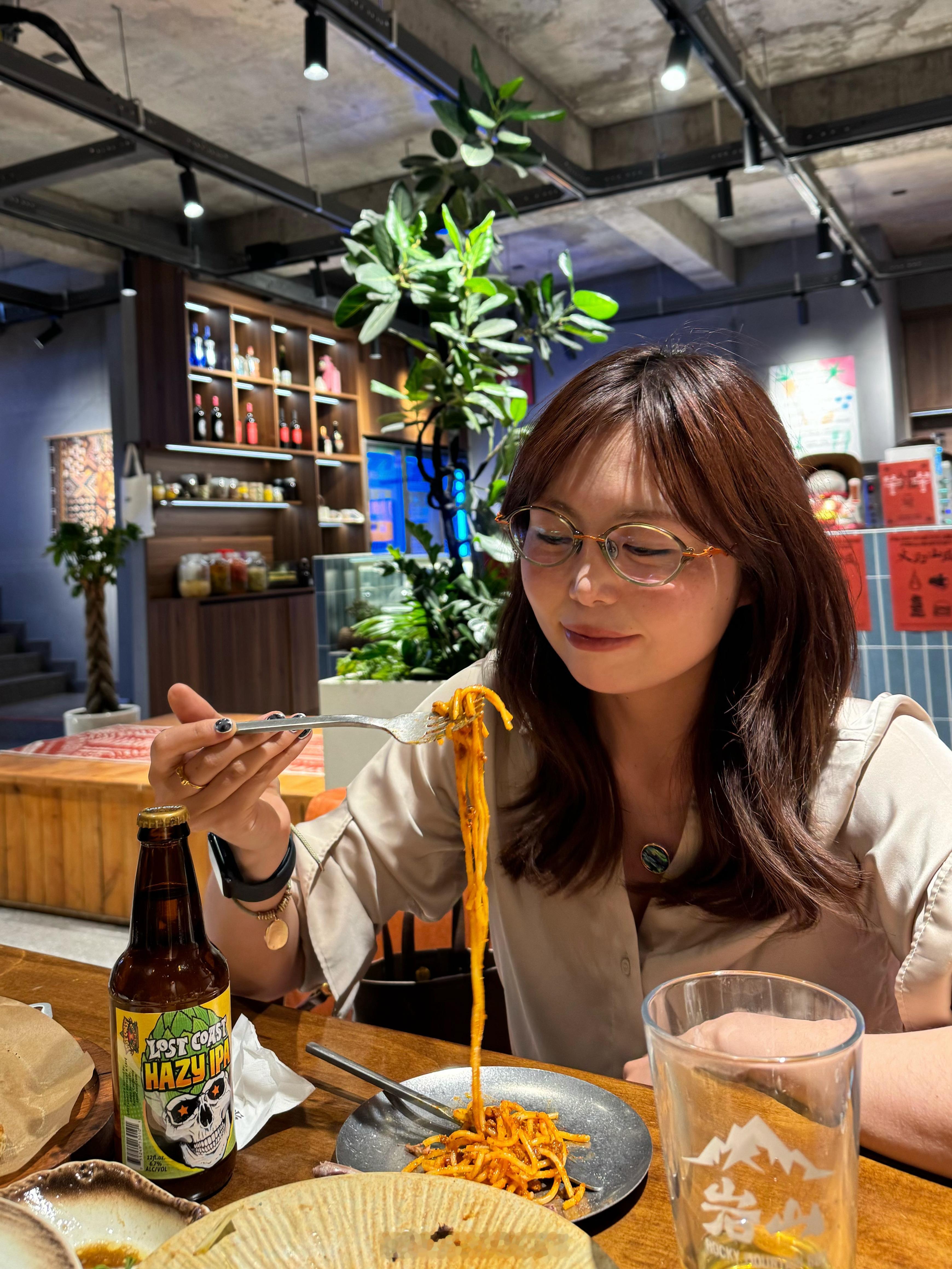 疲惫下班人老说最后一次吃晚饭有人请客就不减肥了 