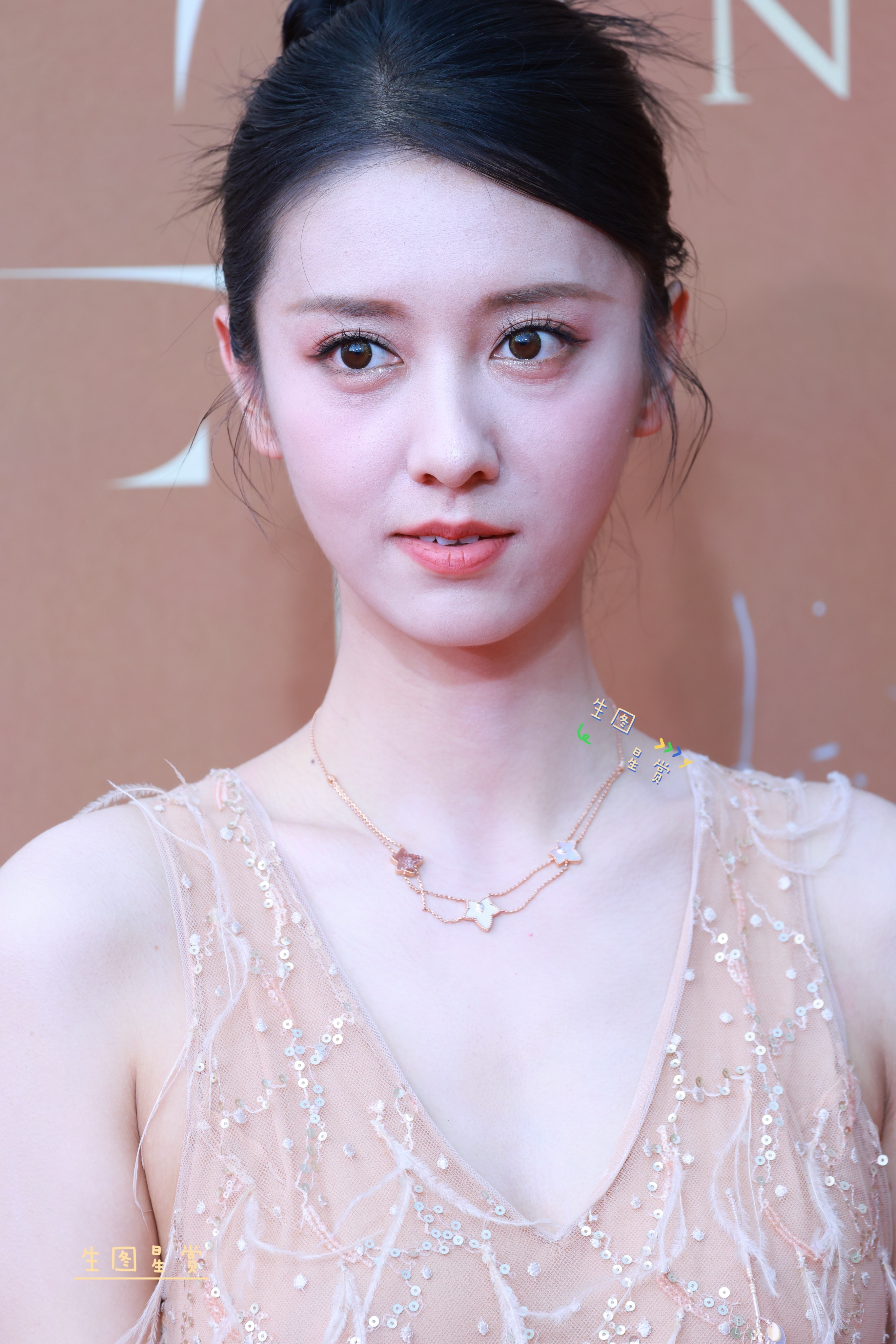 陈姝君亮相时尚中国之夜红毯，清秀丽质[给你小心心] ​​​