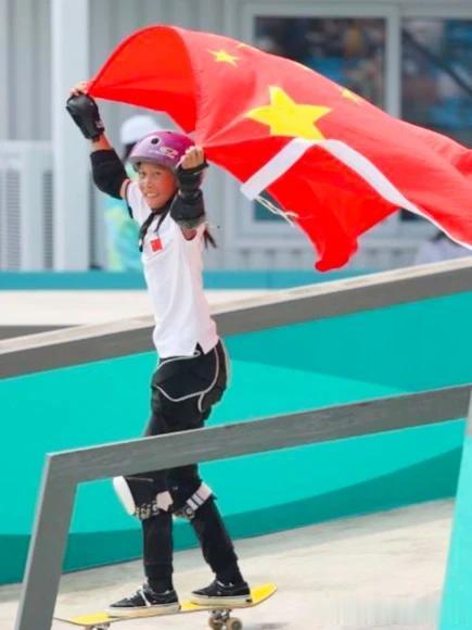 13岁夺得亚运冠军！9月27日，杭州亚运会滑板女子街式决赛上，来自中国山东的13