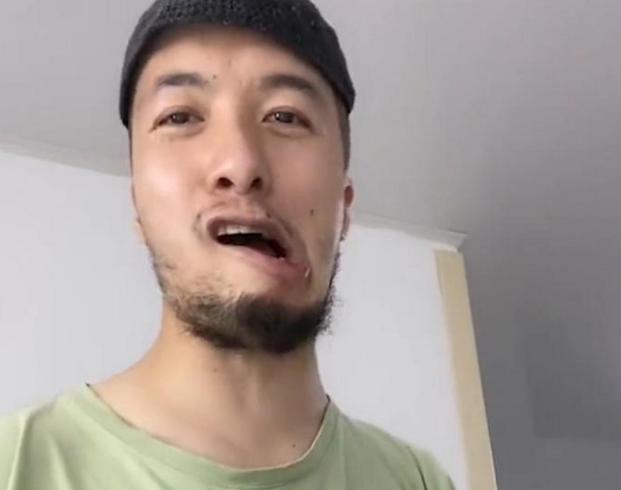 人设崩塌、流量骤减，千万网红辛吉飞宣布失业，要摆摊卖烤面筋。

9 月 2 日晚