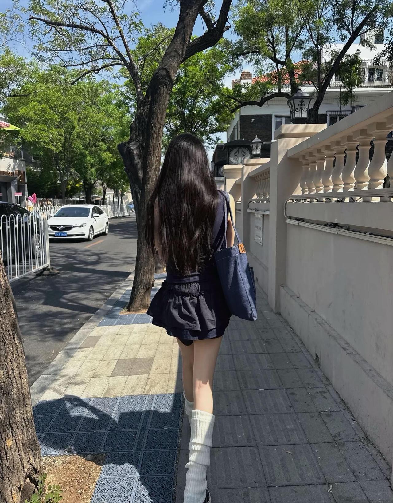 性学专家说：
“男人追女人，
二十岁是为了睡她，
三十岁是为了成家，
四十岁是为