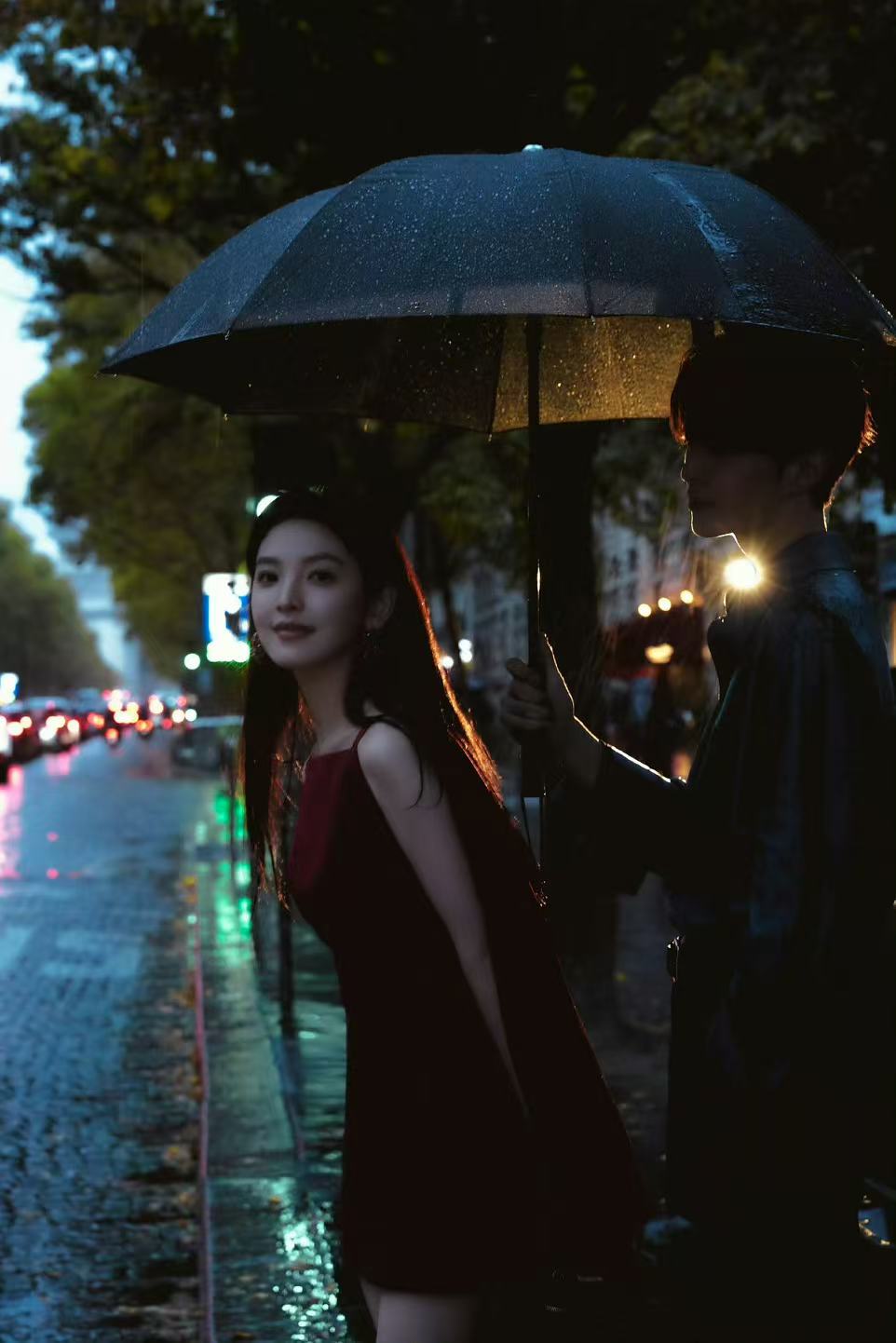 纪梵希拍的范丞丞章若楠范丞丞章若楠撑伞氛围感完全是言情小说男女主 ​​​