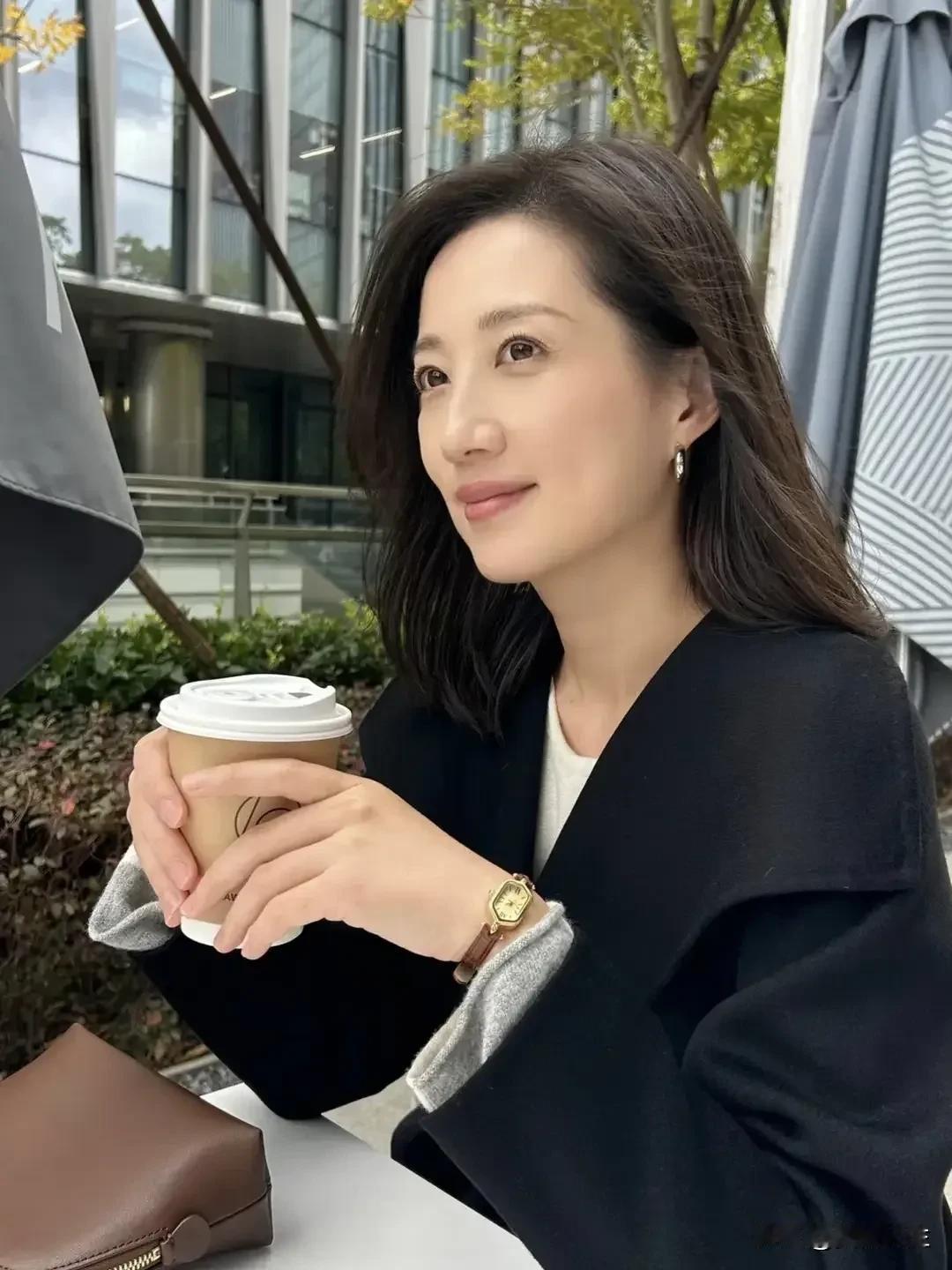 月落乌啼霜满天，
江枫渔火对愁眠。