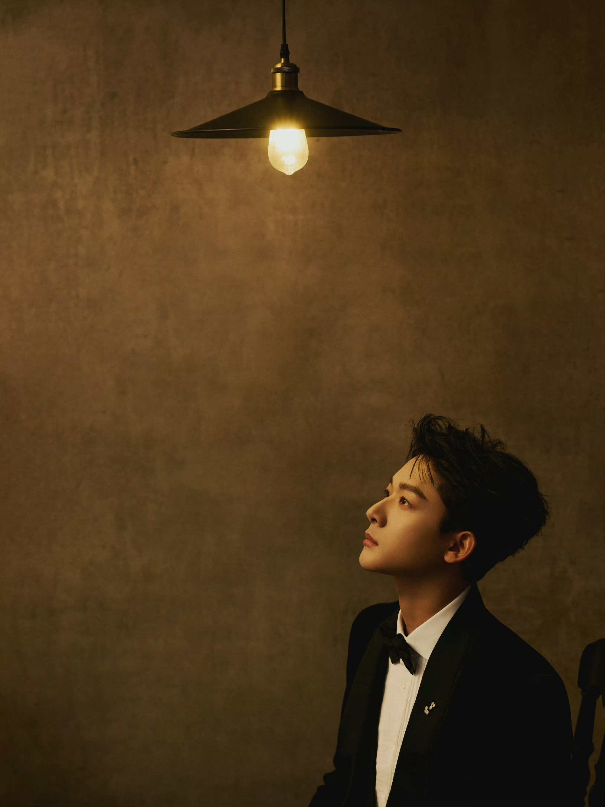 张晚意这张构图不错一盏明灯在上方照亮整个侧脸眼神坚定明亮，鼻子线条出色央视经典之